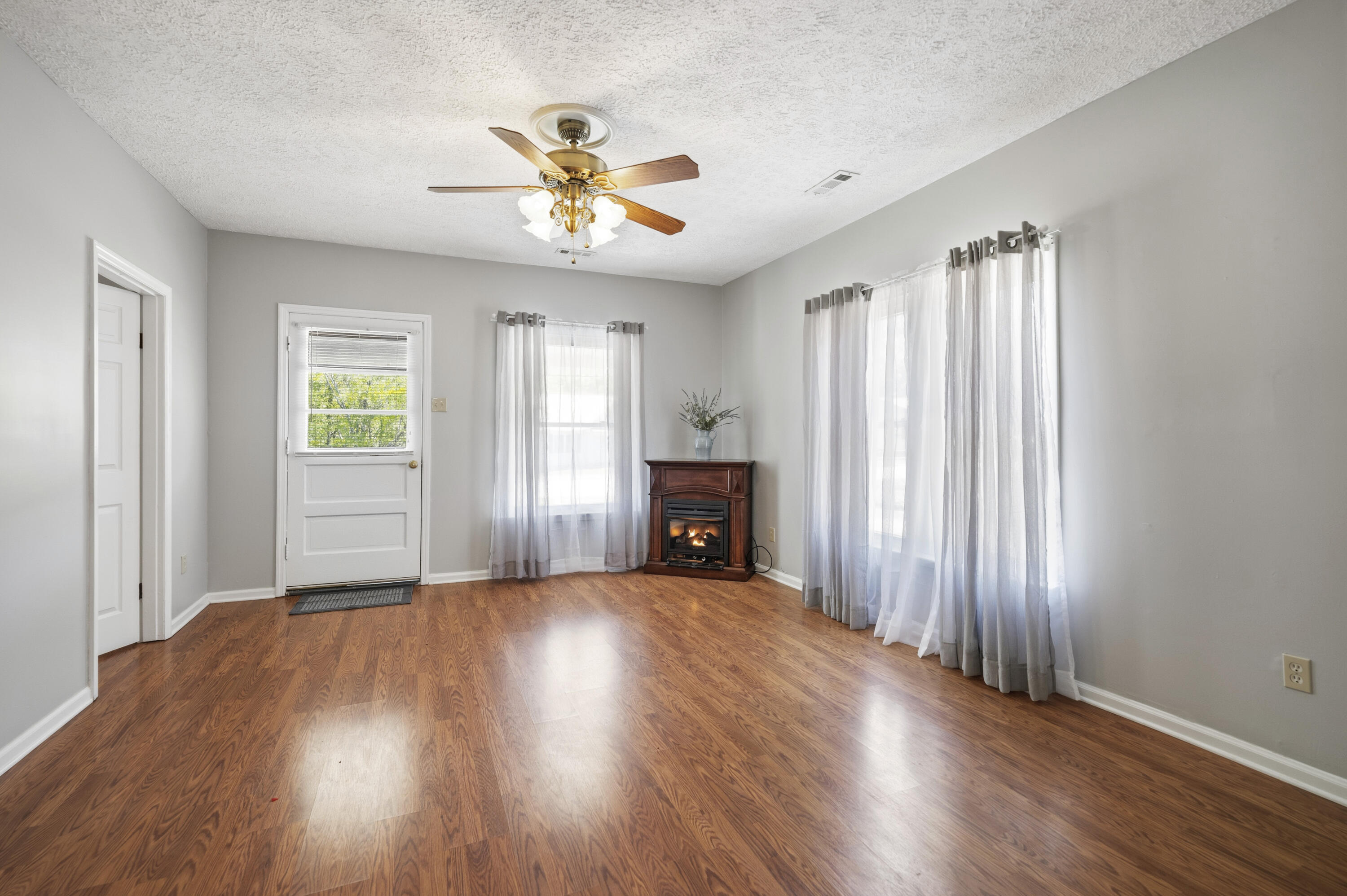 1210 South Irvine Road Irvine, KY 40336 - Photo 6 of 27 20260420-1210-S-Irvine-Rd-fh-035