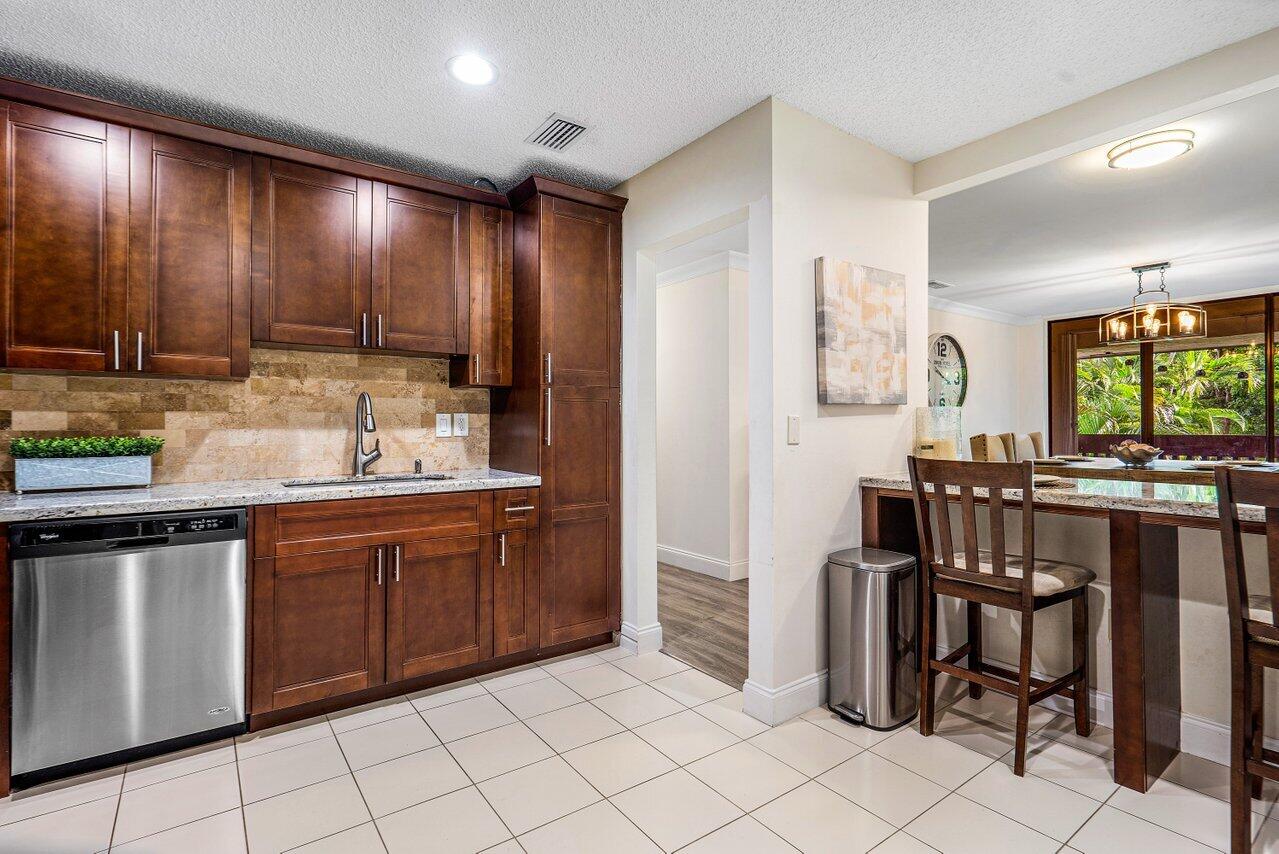 9240 Sable Ridge Circle, Unit D Boca Raton, FL 33428 - Photo 6 of 19 005-9240SableRidgeCircle-BocaRaton-FL-33