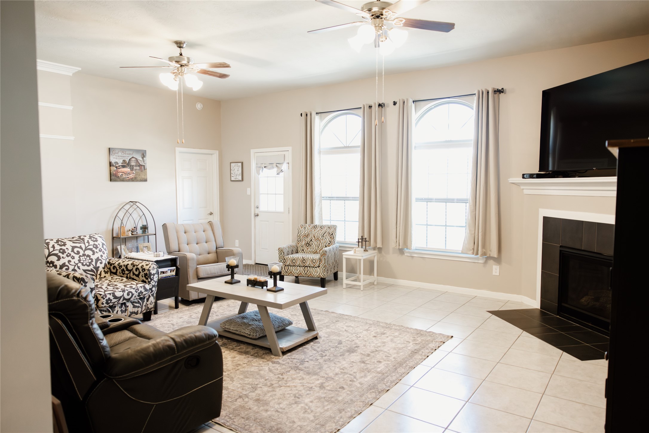 6438 Grapevine Bend Manvel, TX 77578 - Photo 10 of 36 A comfortable and roomy family space everyone can enjoy