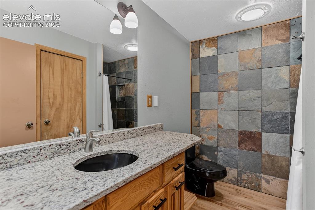 5145 Neeper Valley Road Manitou Springs, CO 80829 - Photo 25 of 49 Main level full hall bath.