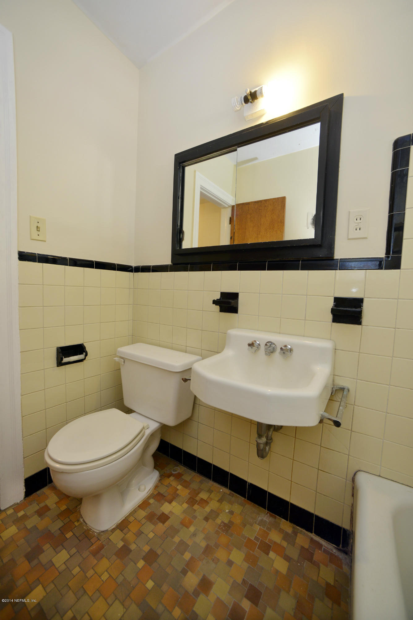 1605 Kingswood Road Jacksonville, FL 32207 - Photo 15 of 28 bathroom02
