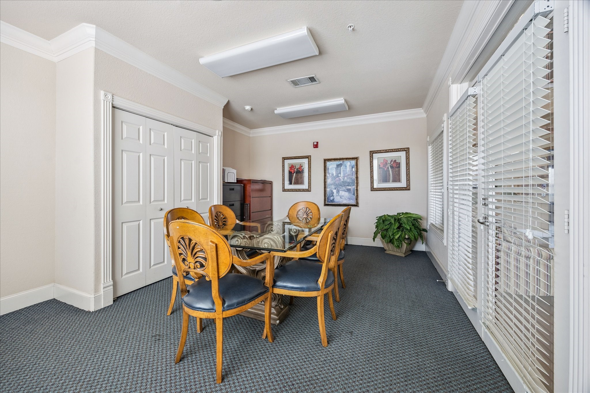 1711 Old Spanish Trail, Unit 448 Houston, TX 77054 - Photo 22 of 29 a dining room with furniture and window
