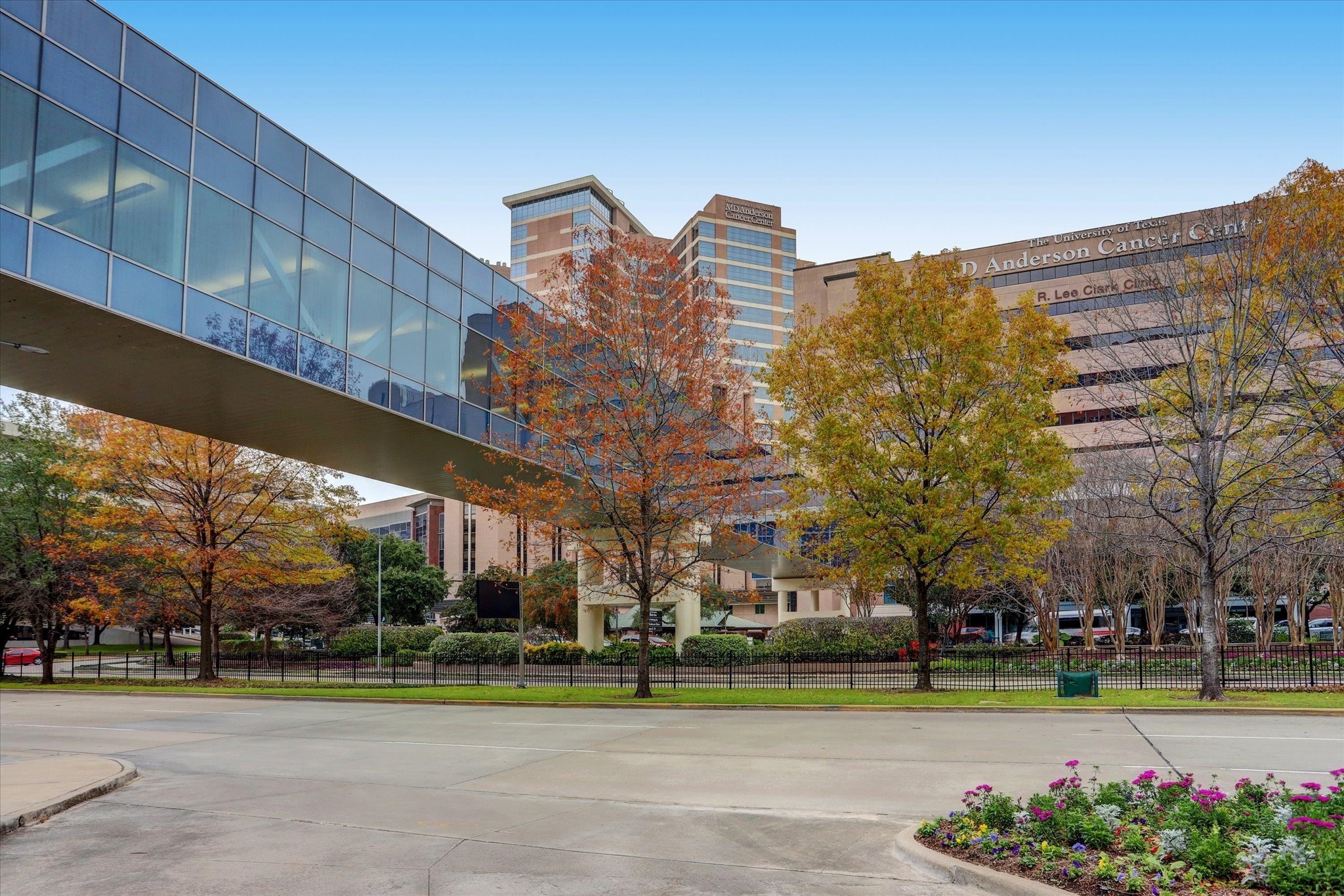 1711 Old Spanish Trail, Unit 448 Houston, TX 77054 - Photo 27 of 29 a view of a large building