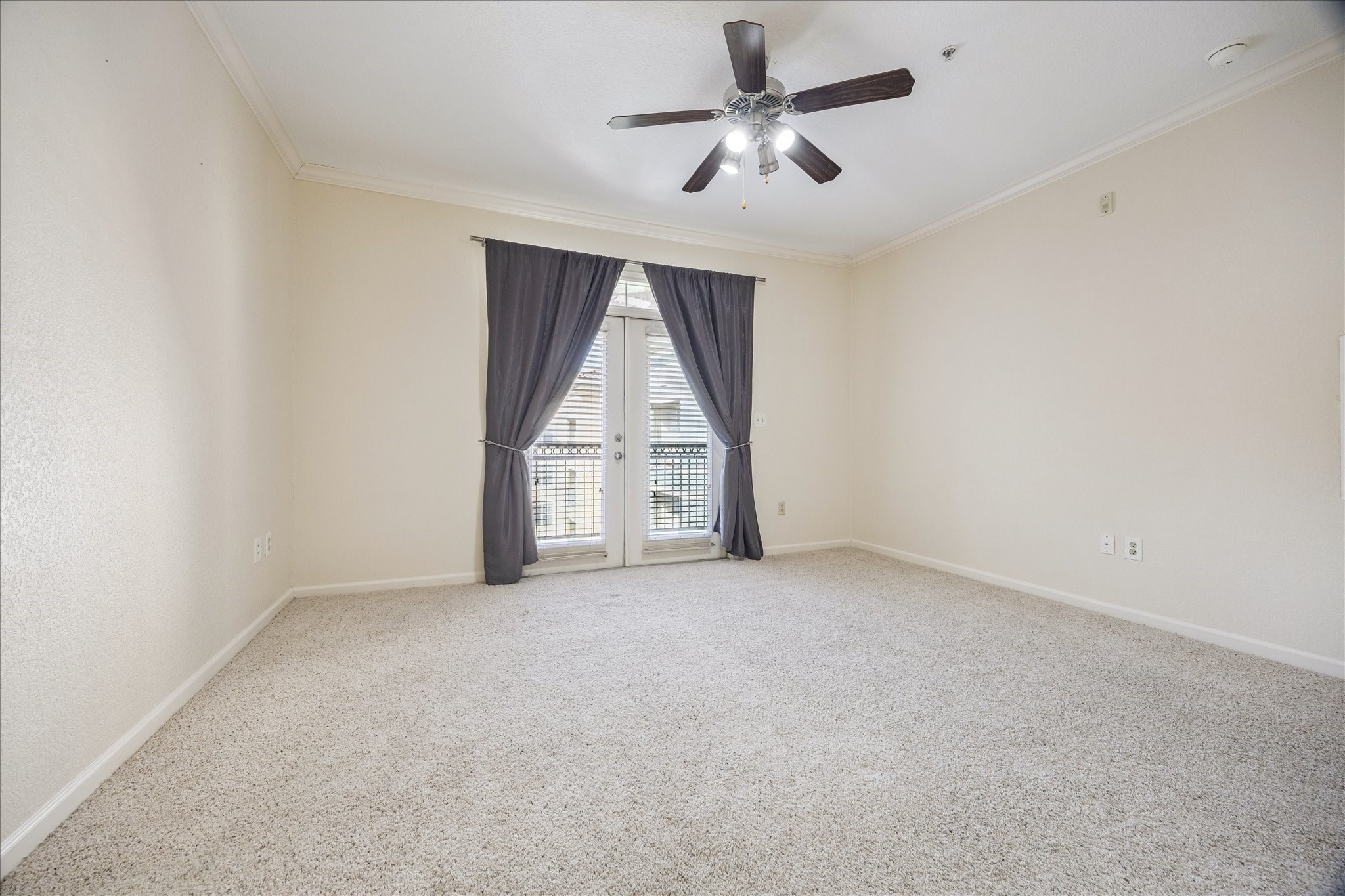 1711 Old Spanish Trail, Unit 448 Houston, TX 77054 - Photo 8 of 29 an empty room with a ceiling fan and windows
