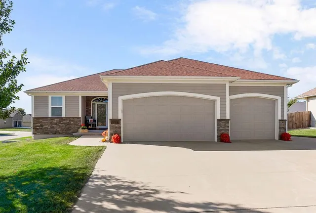 $499,000 | 904 Edgewood Drive, Paola, KS 66071
