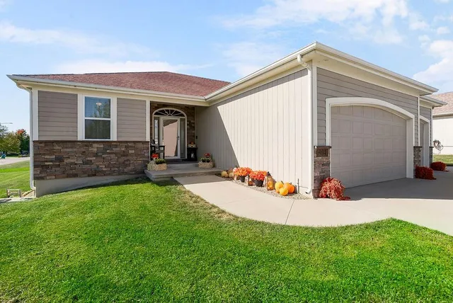 $499,000 | 904 Edgewood Drive, Paola, KS 66071