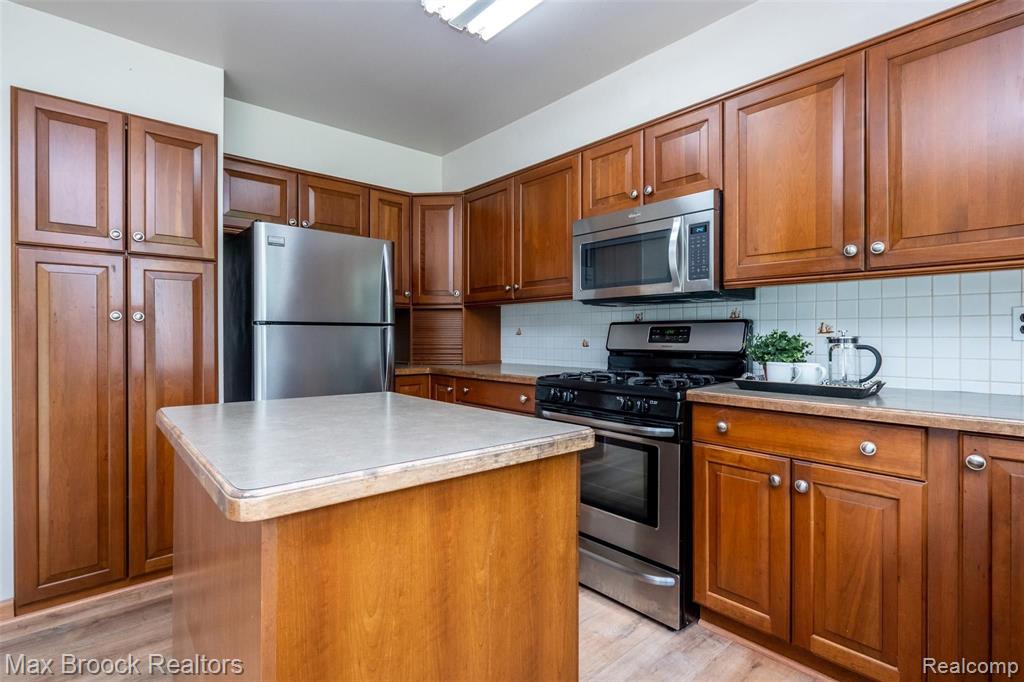 22614 Meadowbrook Road Novi, MI 48375 - Photo 15 of 34