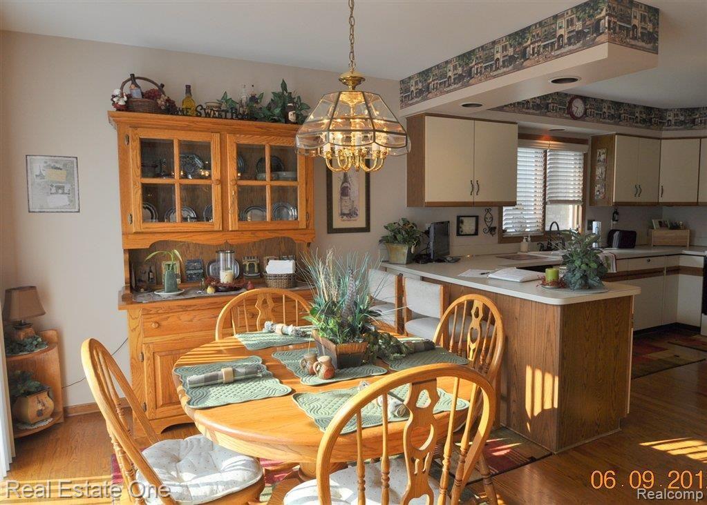 384 Buttercup Drive Rochester, MI 48307 - Photo 8 of 17 Eat in Kitchen