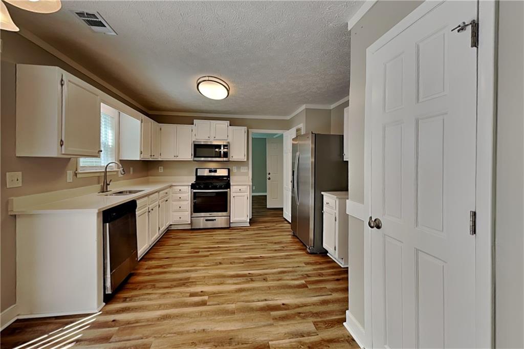 10610 Colony Glen Drive Alpharetta, GA 30022 - Photo 4 of 22 a large kitchen with a stove and a refrigerator