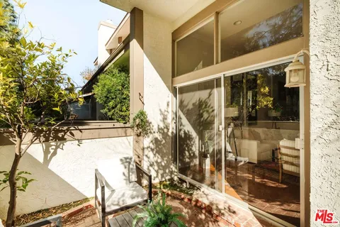 $1,250,000 | 17158 Palisades Circle, Pacific Palisades, CA 90272