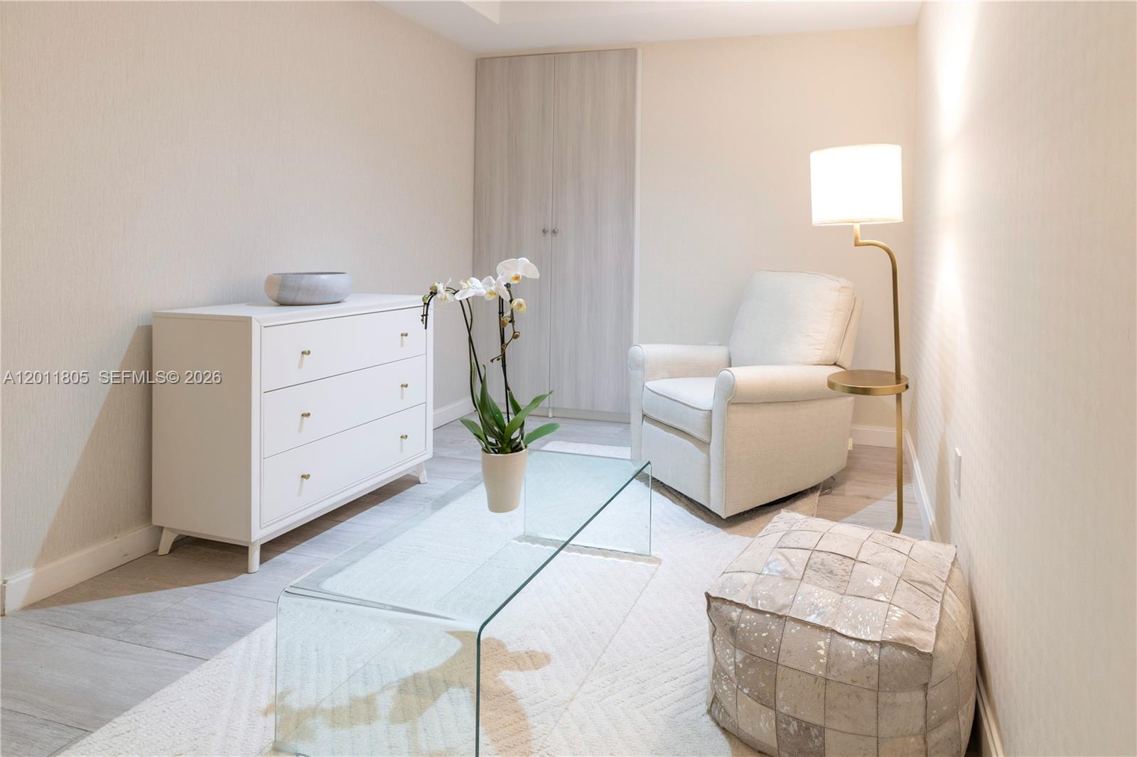 55 Southwest 9th Street, Unit 3404 Miami, FL 33130 - Photo 20 of 25 a living room with furniture and a lamp