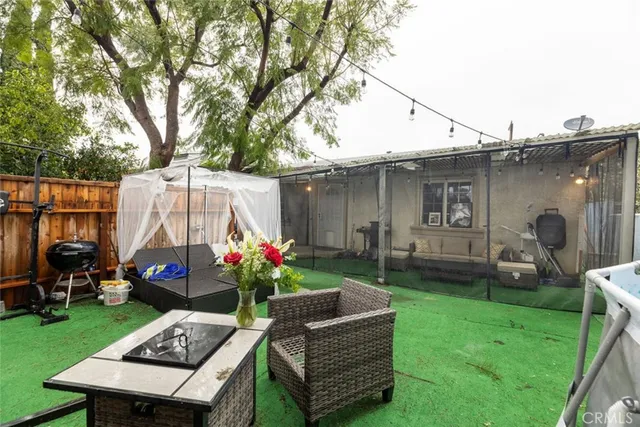 a view of a house with backyard and furniture