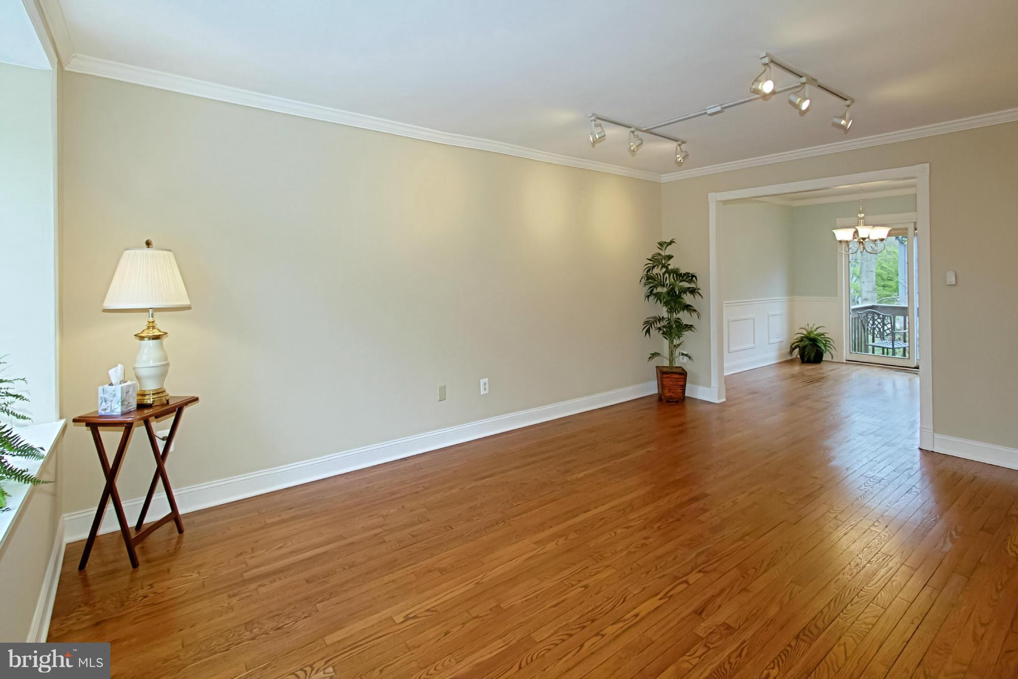 2025 Golf Course Drive Reston, VA 20191 - Photo 5 of 27 Large Living Room LIke New