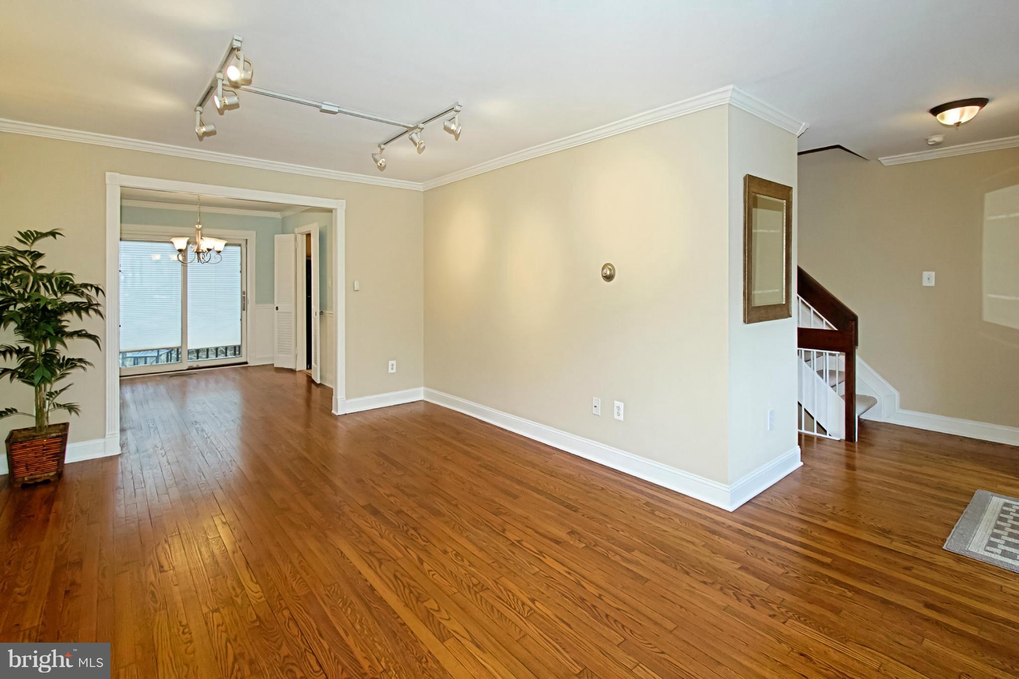 2025 Golf Course Drive Reston, VA 20191 - Photo 6 of 27 Living Room