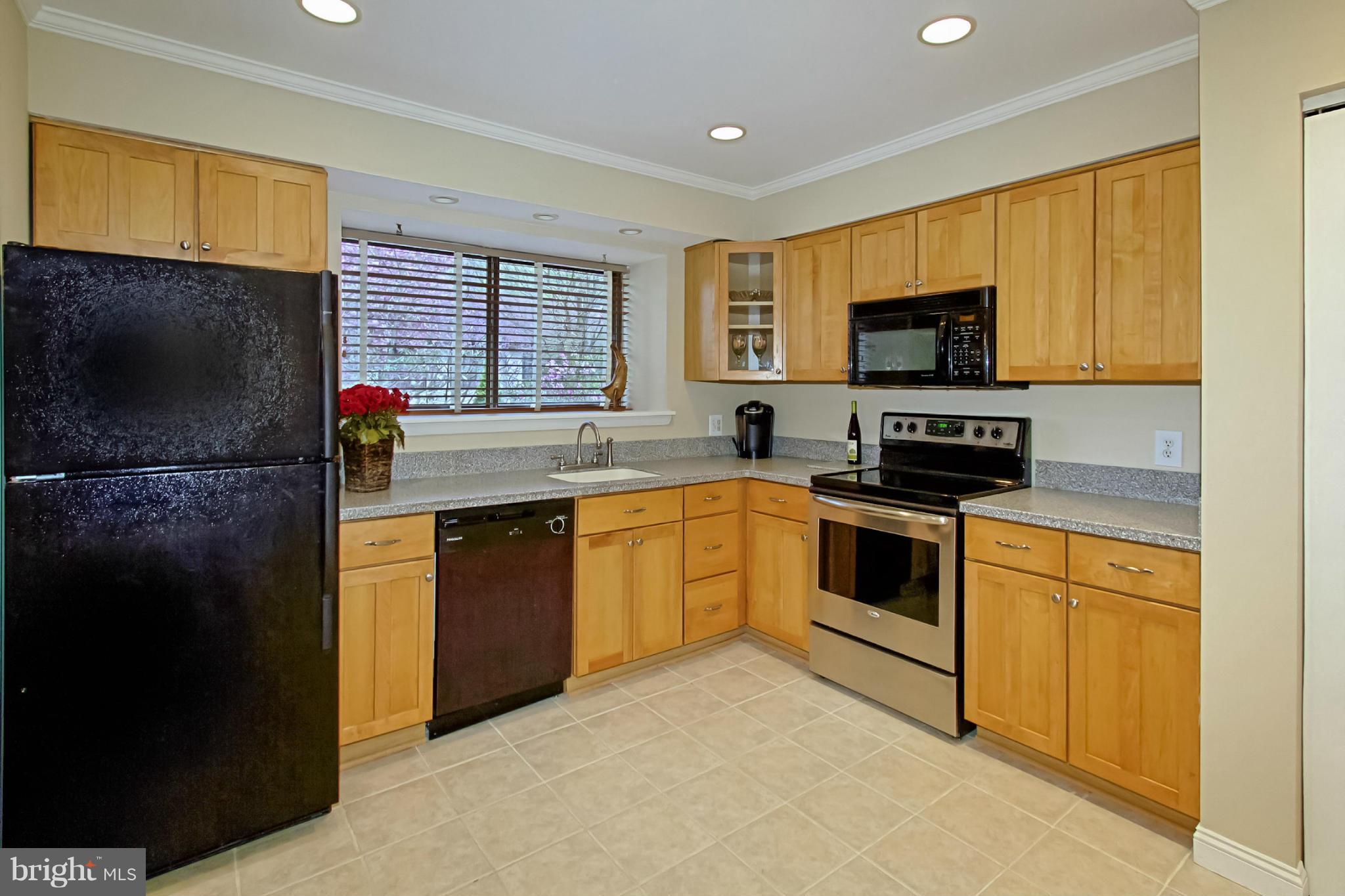 2025 Golf Course Drive Reston, VA 20191 - Photo 9 of 27 Gorgeous Maple Cabinets Are Like New
