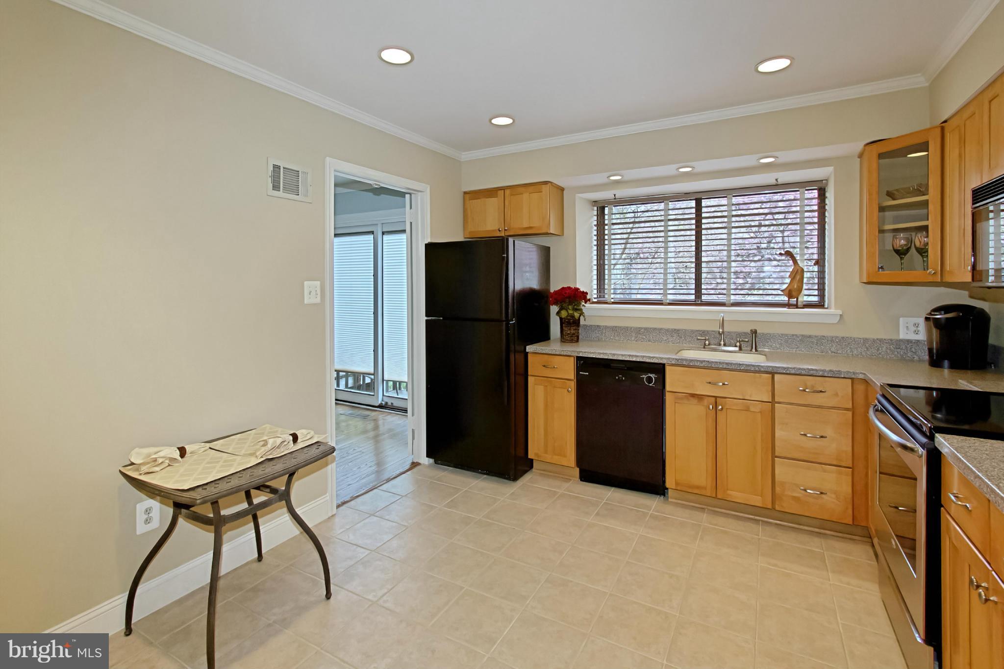 2025 Golf Course Drive Reston, VA 20191 - Photo 10 of 27 Remodeled Eat-In Kitchen Shows Beautifully