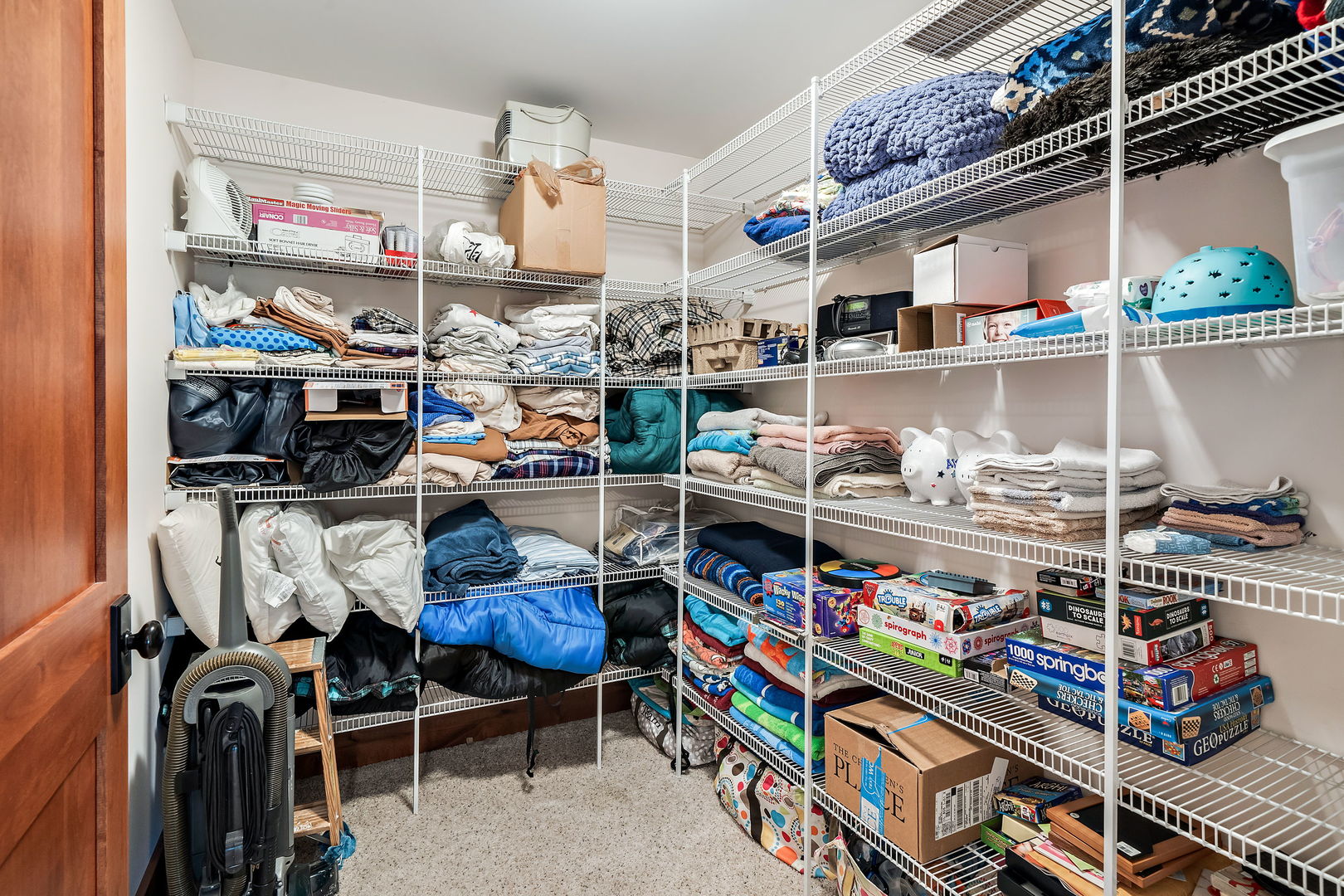 4511 Cumnor Road Downers Grove, IL 60515 - Photo 31 of 42 a store room with lots of different colored cloths