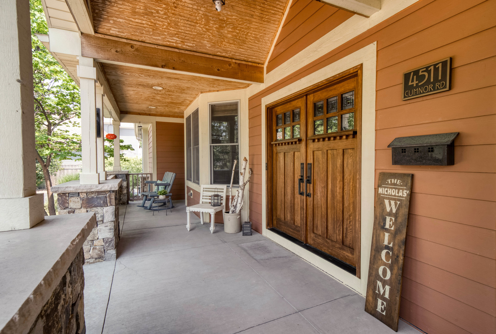 4511 Cumnor Road Downers Grove, IL 60515 - Photo 4 of 42 a view of a hallway with seating area