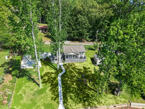 a view of a backyard