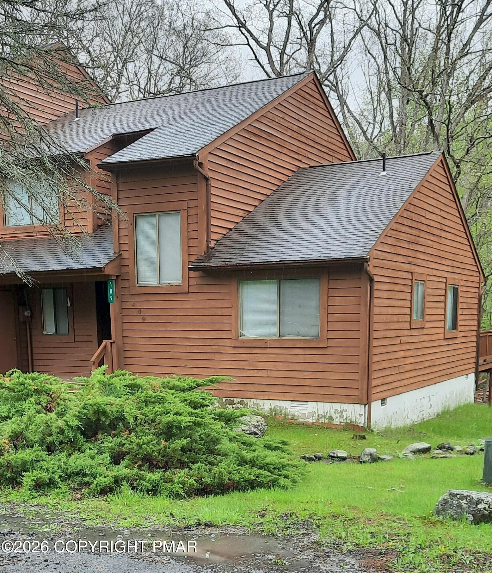 409 Tudor Court Bushkill, PA 18324 - Photo 1 of 16 Front