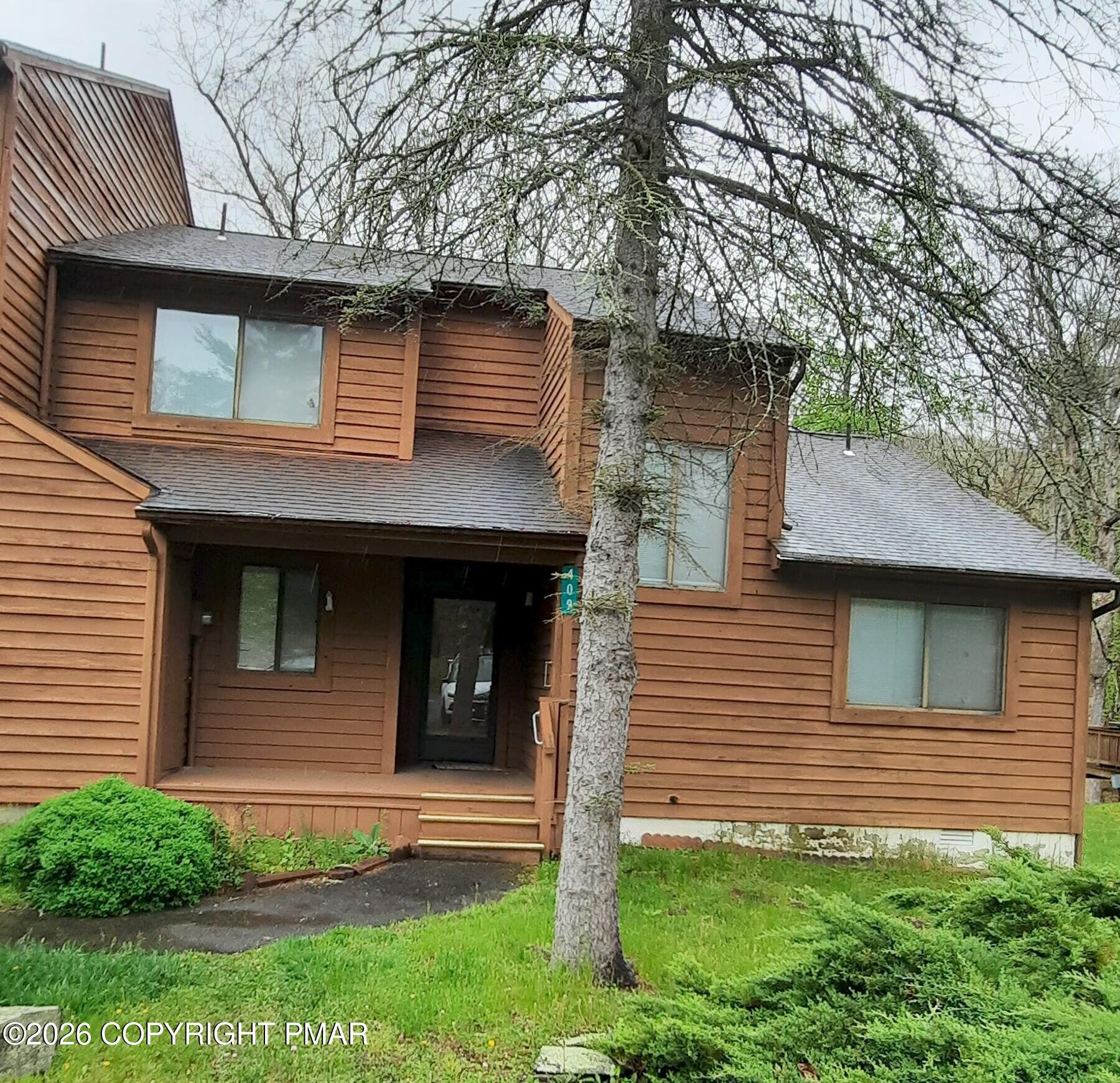 409 Tudor Court Bushkill, PA 18324 - Photo 2 of 16 Front 3