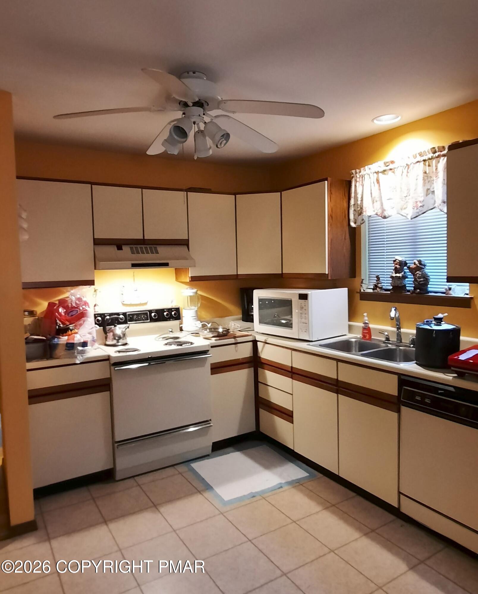 409 Tudor Court Bushkill, PA 18324 - Photo 3 of 16 kitchen 2
