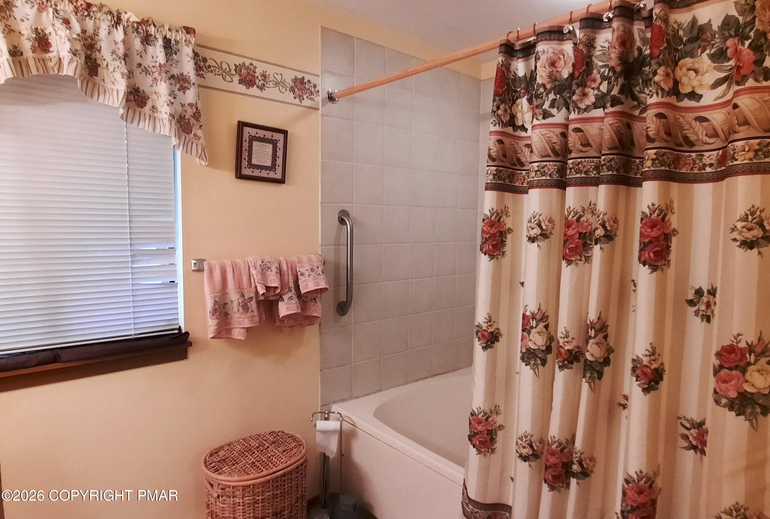 409 Tudor Court Bushkill, PA 18324 - Photo 10 of 16 Primary Bath Whirlpool tub