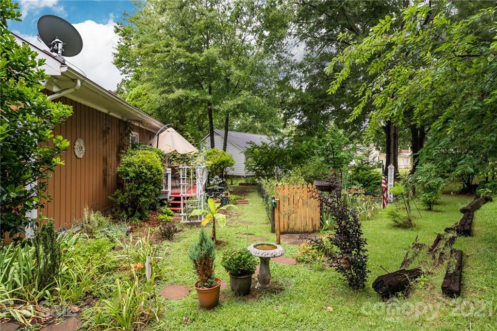 10900 Flat Iron Road Charlotte, NC 28226 - Photo 28 of 44 a view of outdoor space and yard
