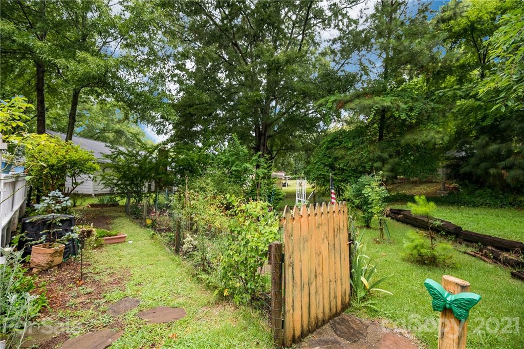 10900 Flat Iron Road Charlotte, NC 28226 - Photo 29 of 44 a view of a garden