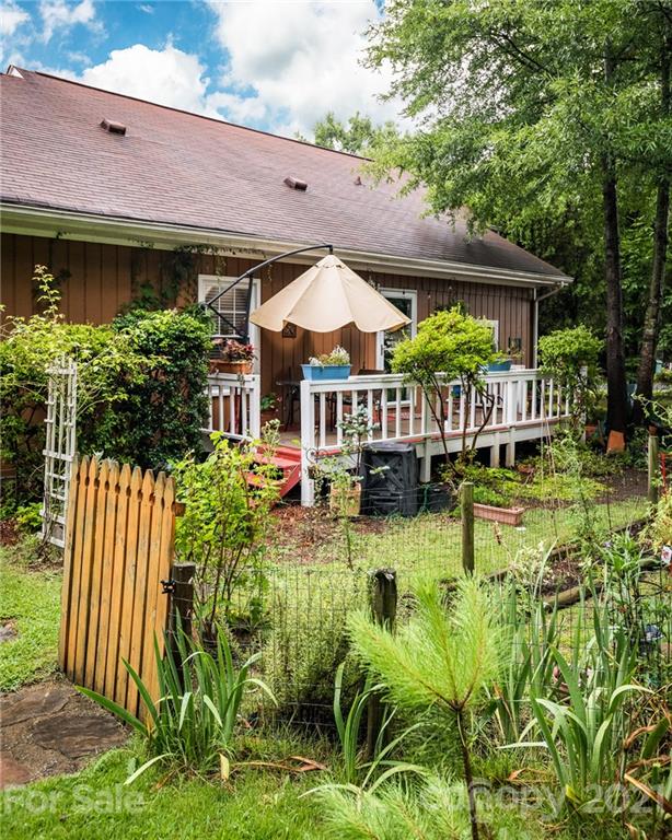 10900 Flat Iron Road Charlotte, NC 28226 - Photo 41 of 44 a house with swimming pool in front of it