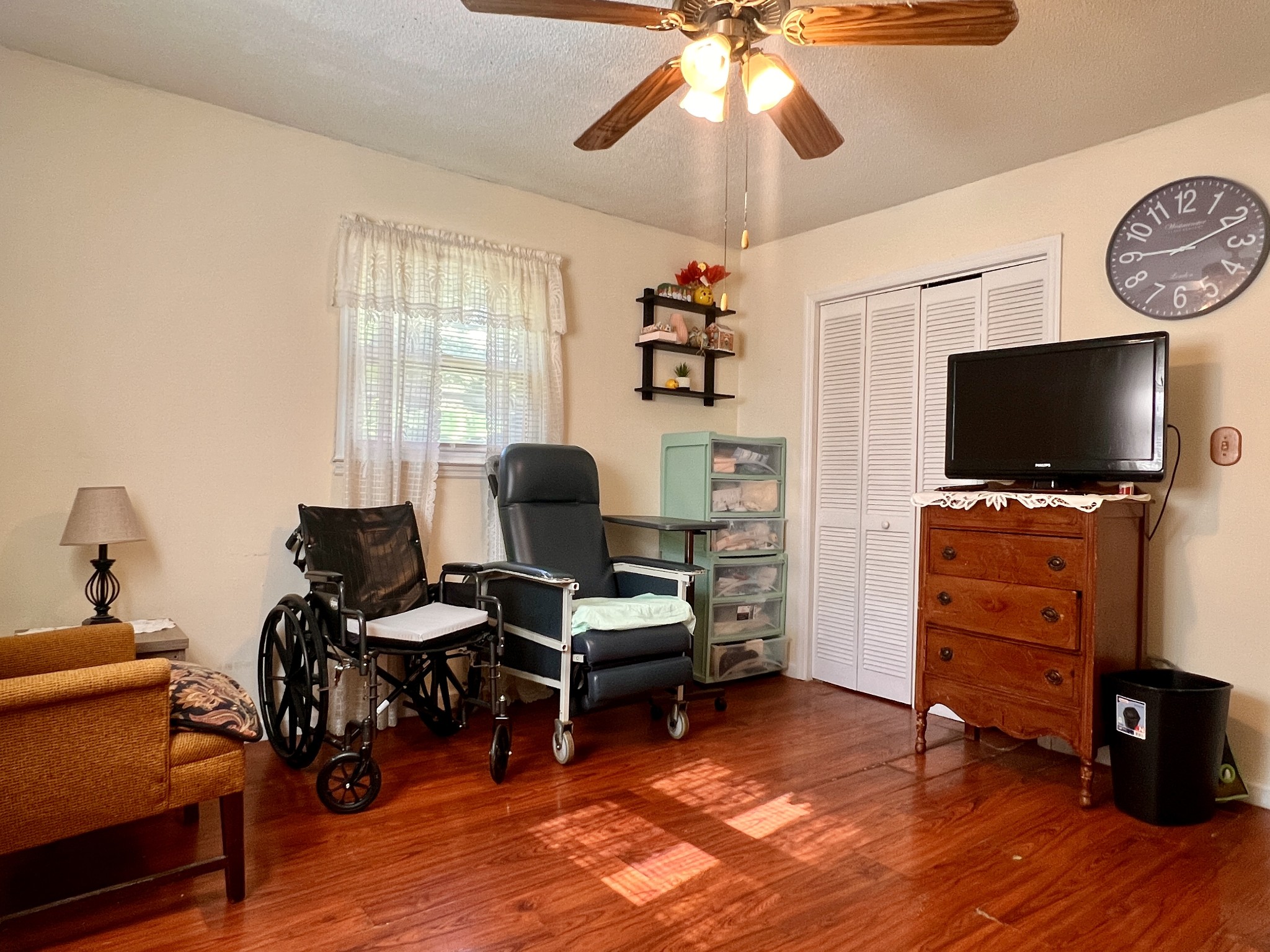 1112 Cumberland Street Decherd, TN 37324 - Photo 22 of 52 a living room with furniture and a flat screen tv