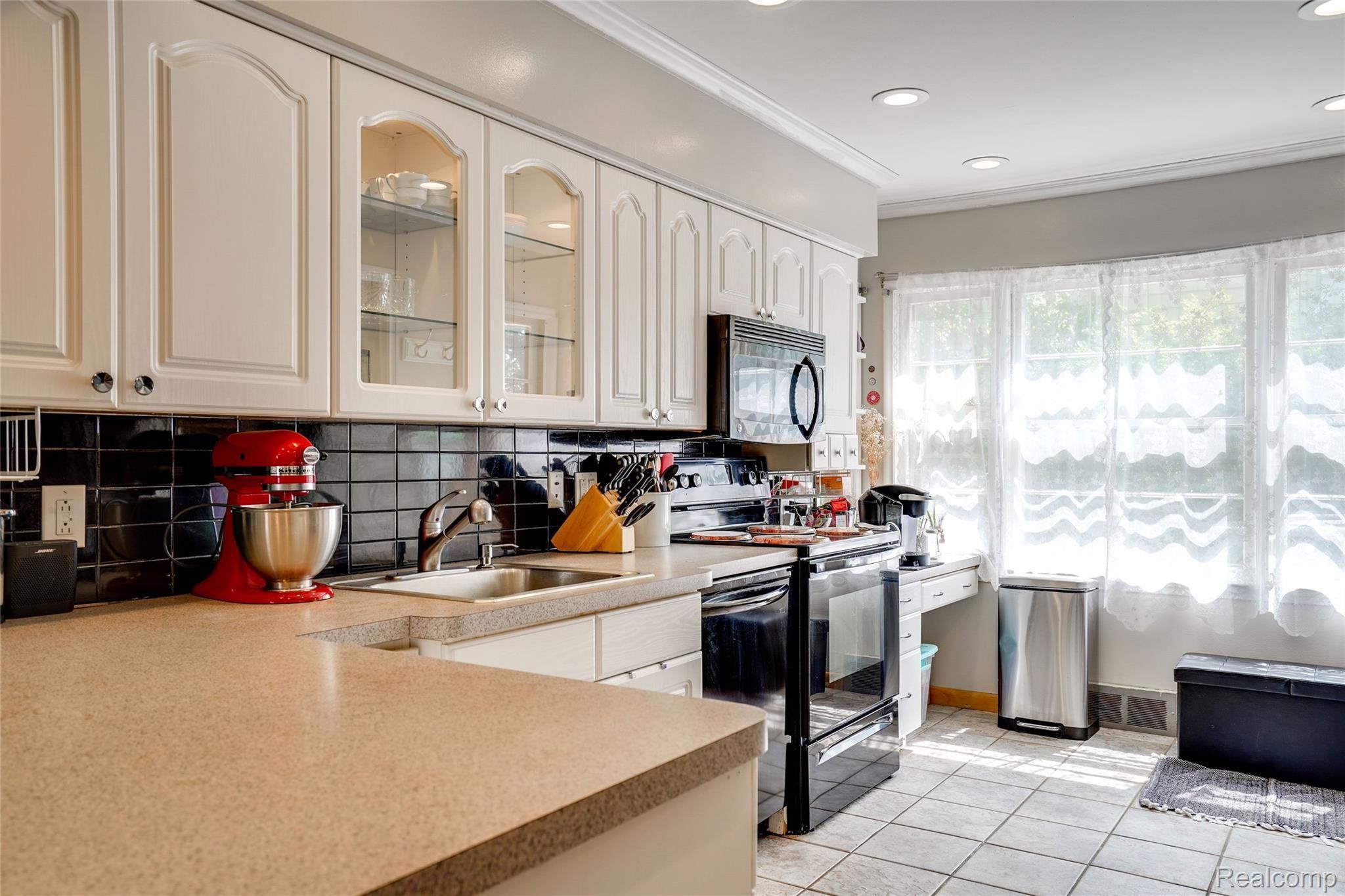 1833 Hawthorne Road Grosse Pointe, MI 48236 - Photo 10 of 24 GP-10.jpg
