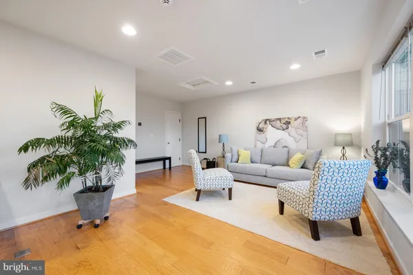 $909,900 | 5509 Valmarana Way, Alexandria, VA 22312