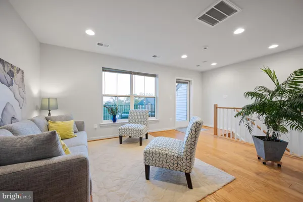 $909,900 | 5509 Valmarana Way, Alexandria, VA 22312