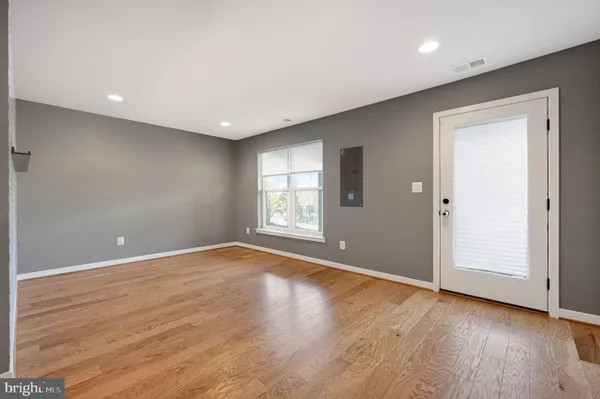$909,900 | 5509 Valmarana Way, Alexandria, VA 22312