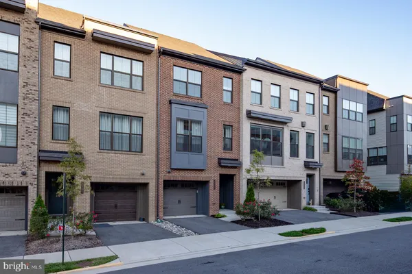 $909,900 | 5509 Valmarana Way, Alexandria, VA 22312