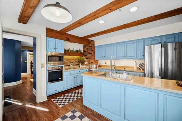 $675,000 | 10562 Town Hall Road, Belvidere, IL 61008