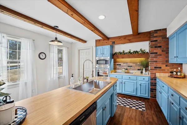 $675,000 | 10562 Town Hall Road, Belvidere, IL 61008