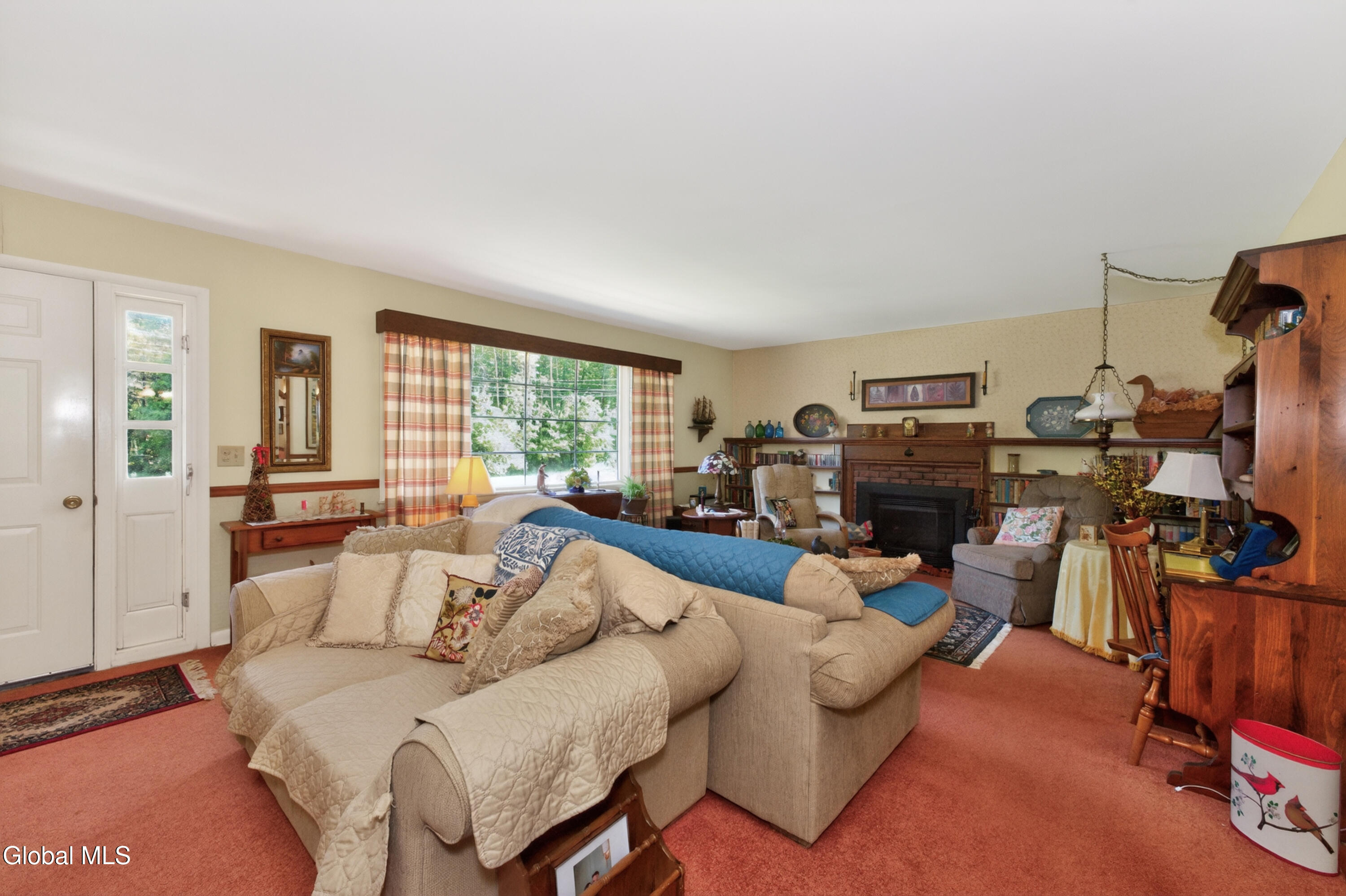 27 Forest Road Ballston, NY 12027 - Photo 6 of 48 1 Livingroom 1