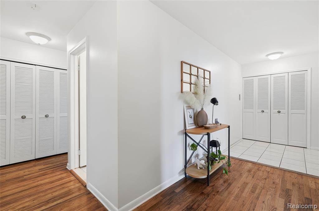 4041 West Maple Road, Unit E203 Bloomfield Hills, MI 48301 - Photo 7 of 25 Gallery Image 7