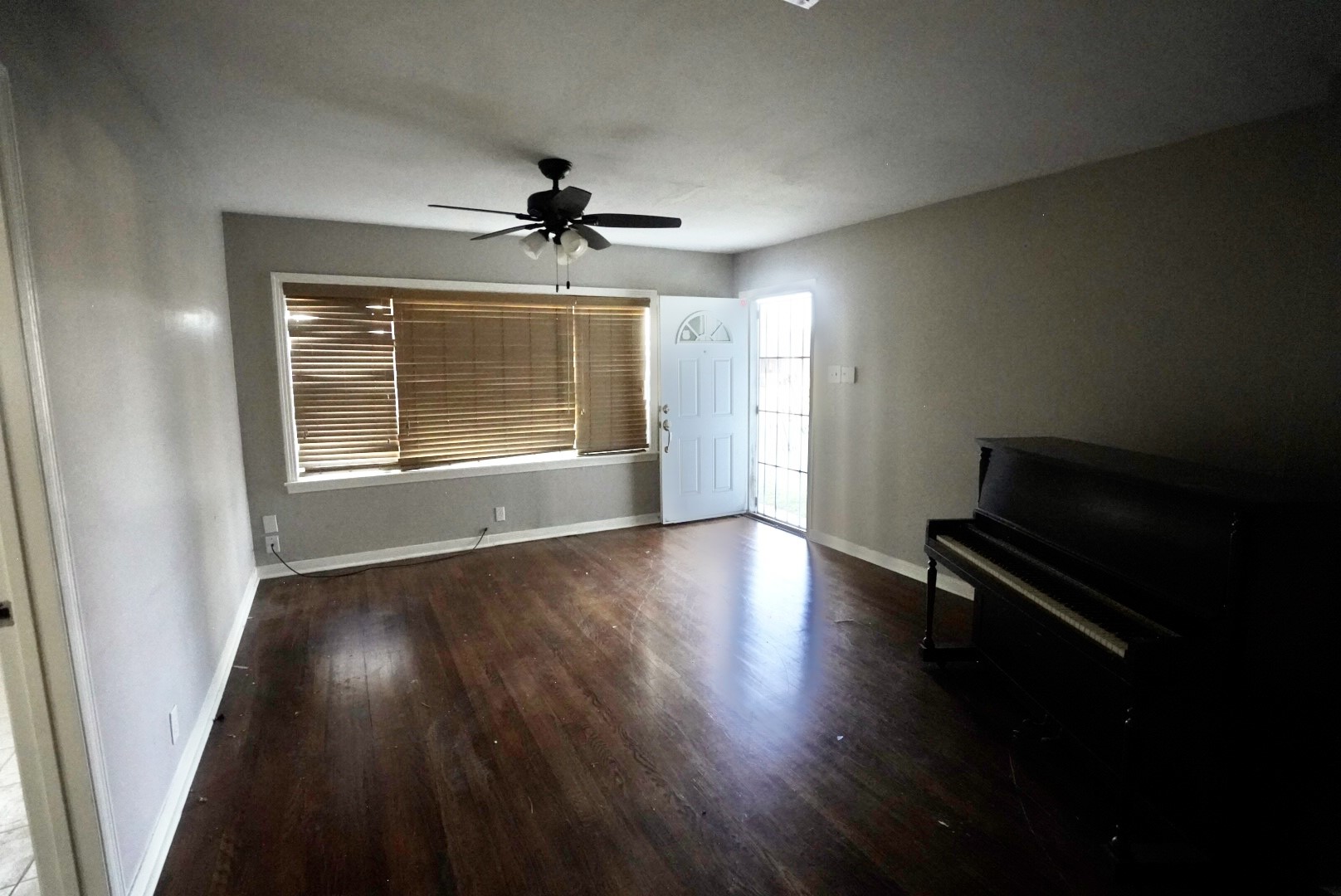6814 Tierwester Street Houston, TX 77021 - Photo 5 of 13 Living Room