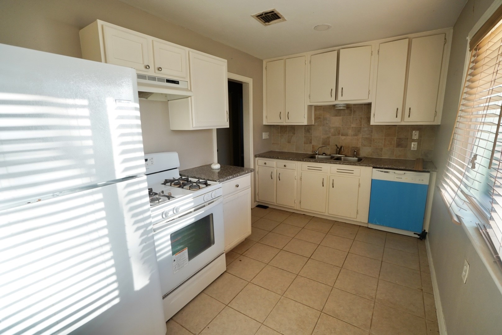 6814 Tierwester Street Houston, TX 77021 - Photo 6 of 13 Kitchen
