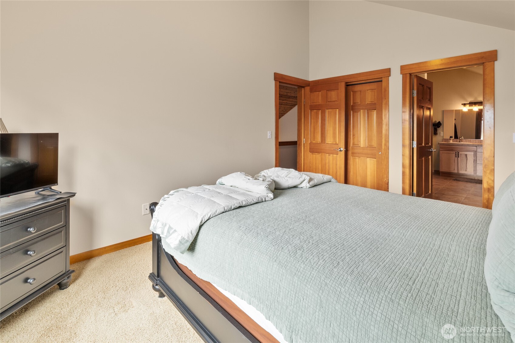 150 Tiger Lily Lane Ronald, WA 98940 - Photo 21 of 40 a bedroom with a bed and flat screen tv