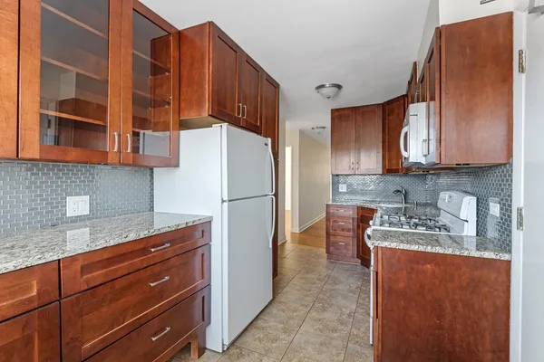 $2,400 | 1921 Harrison Street, Unit 1L, Evanston, IL 60201