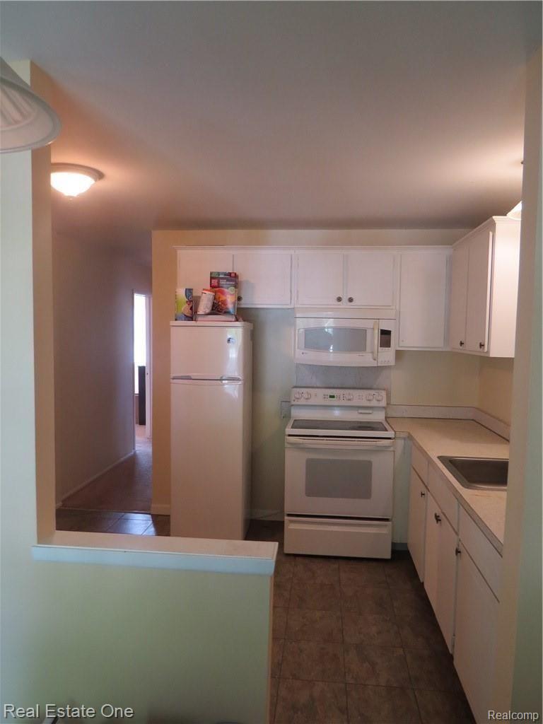 29552 Hoover Road, Unit 88 Warren, MI 48093 - Photo 6 of 18 Kitchen