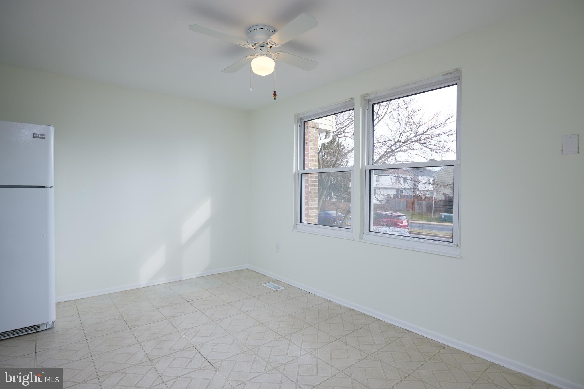 17502 Kohlhoss Road Poolesville, MD 20837 - Photo 6 of 26 Table space kitchen