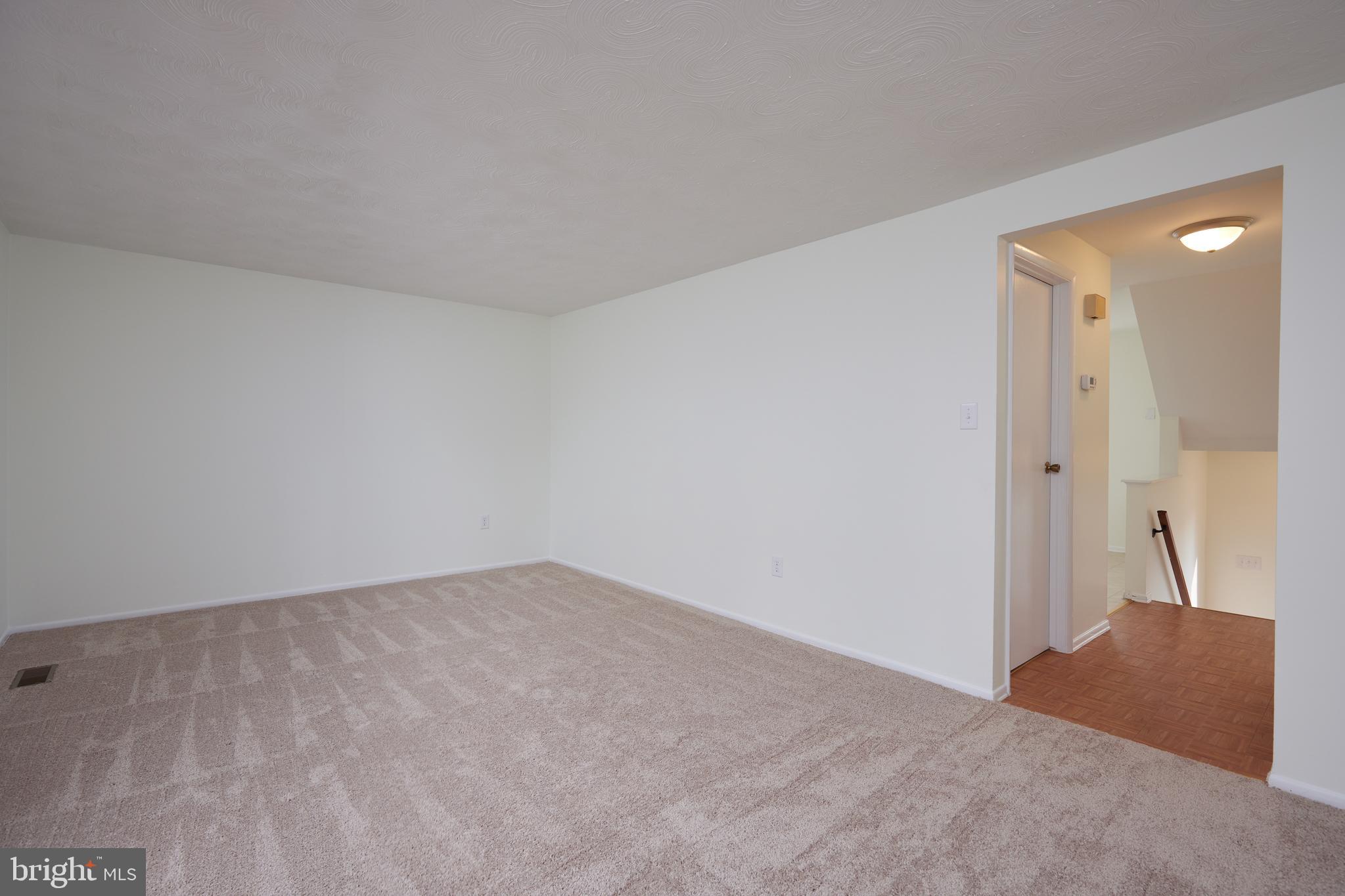 17502 Kohlhoss Road Poolesville, MD 20837 - Photo 8 of 26 Living room