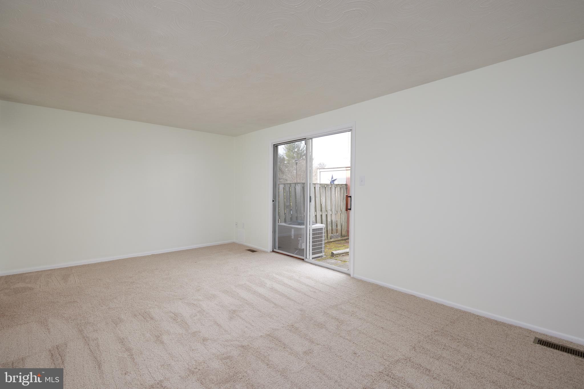 17502 Kohlhoss Road Poolesville, MD 20837 - Photo 10 of 26 Living room
