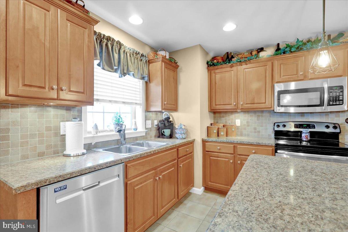 33 Michael Lane Denver, PA 17517 - Photo 7 of 24 Warm and inviting kitchen with modern finishes.