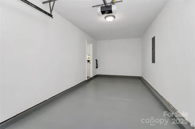 a view of backyard of the house